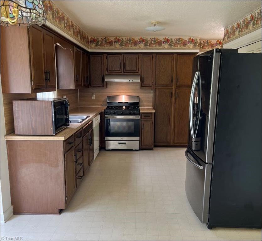 410 Traceway Road High Point, NC 27265 - Photo 7 of 27 Kitchen