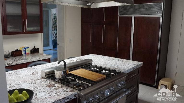 2 Lincoln Place Rancho Mirage, CA 92270 - Photo 4 of 25 a living room with chairs