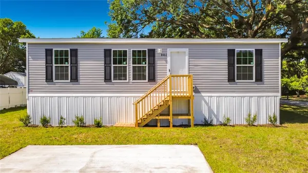 a view of a house with a backyard