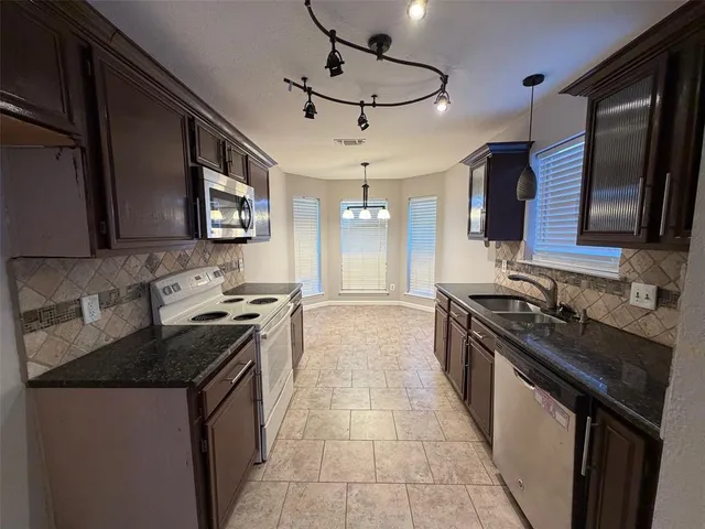 $1,995 | 1208 Brookvalley Drive, Arlington, TX 76018