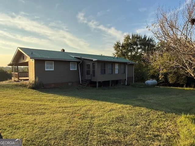 a view of a house with backyard and garden