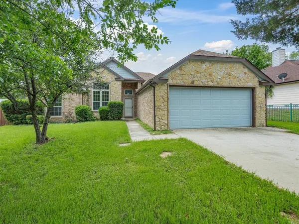 $345,000 | 621 Lamp Post Lane, Oak Point, TX 75068