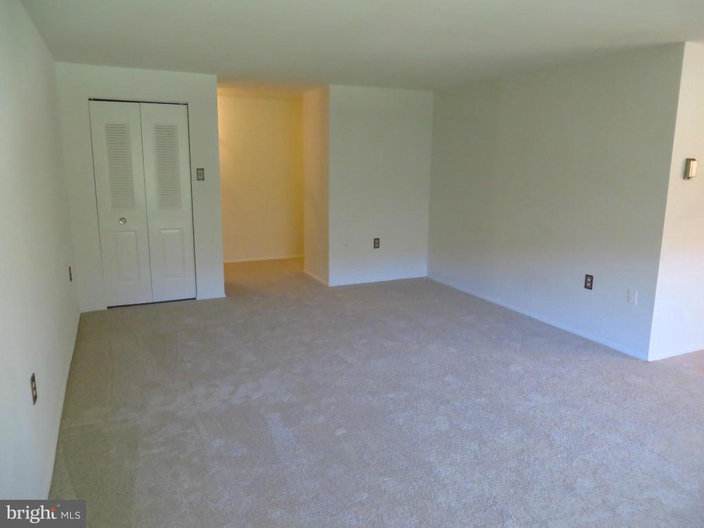 18620 Walkers Choice Road, Unit 5 Gaithersburg, MD 20886 - Photo 11 of 27 Living Room