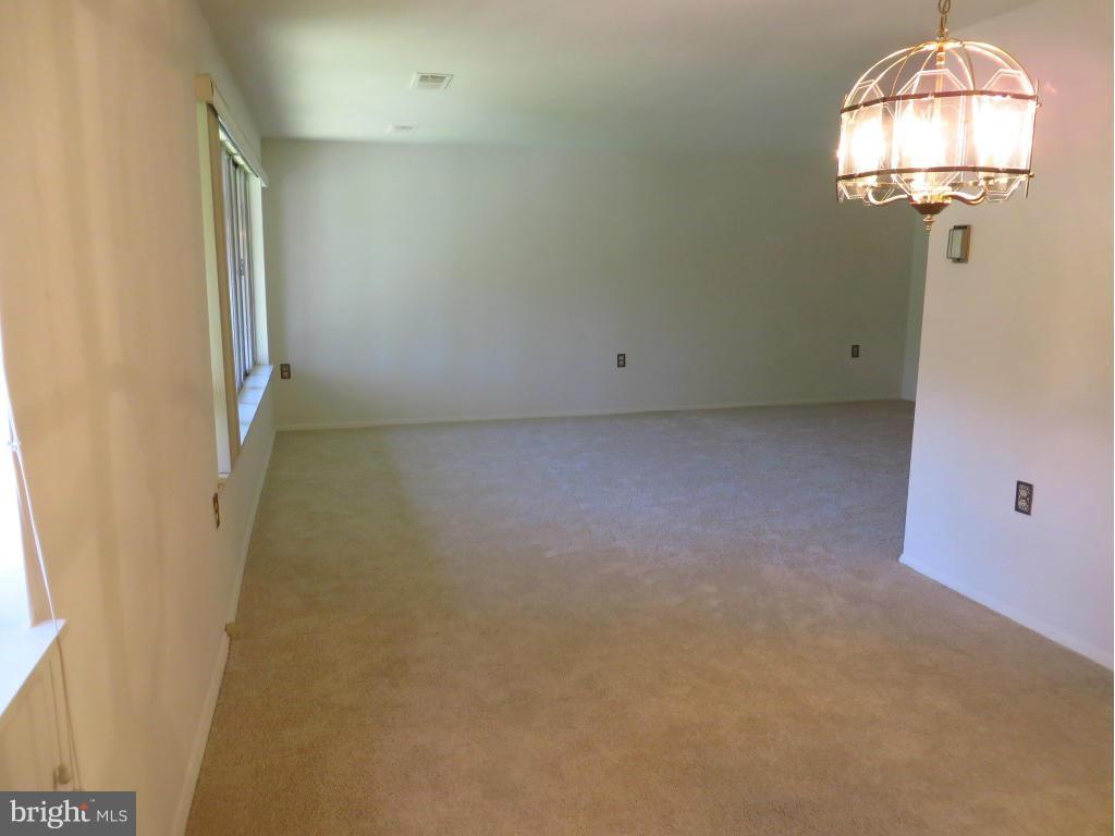 18620 Walkers Choice Road, Unit 5 Gaithersburg, MD 20886 - Photo 12 of 27 Living Room