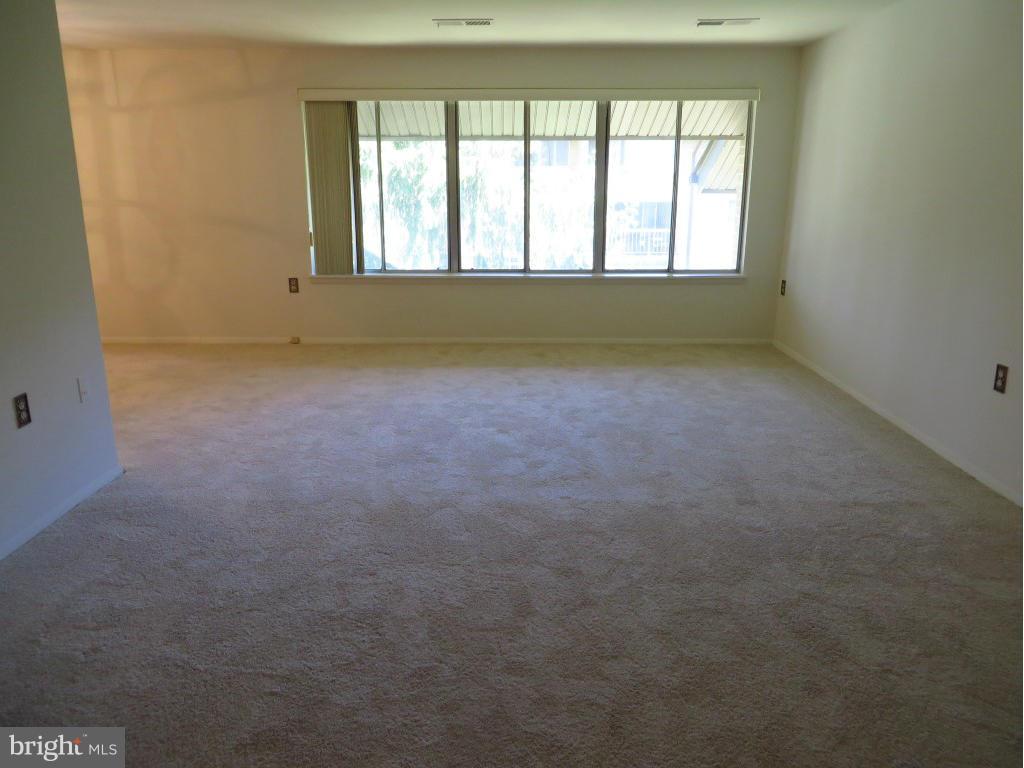 18620 Walkers Choice Road, Unit 5 Gaithersburg, MD 20886 - Photo 8 of 27 Living Room