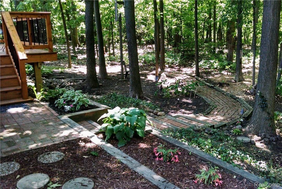 618 Shellbourne Drive Rochester, MI 48309 - Photo 7 of 38 backyard.jpg