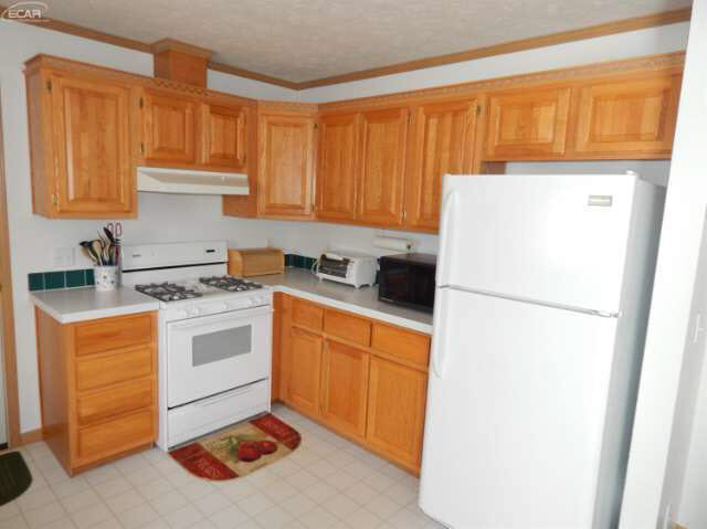 8525 North Genesee Road Mount Morris, MI 48458 - Photo 8 of 27 20877467-8.JPG