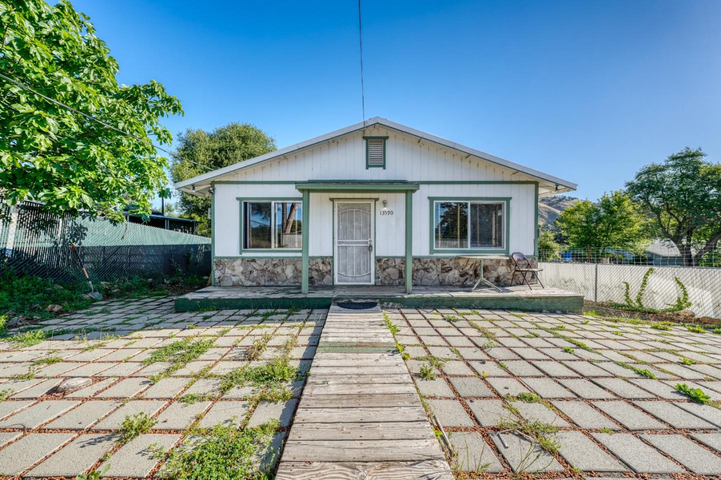 13590 Fair Oak Road Clearlake, CA 95422 - Photo 20 of 27 a front view of house with yard