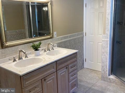 1256 Strathmann Drive Southampton, PA 18966 - Photo 17 of 27 Double Vanity