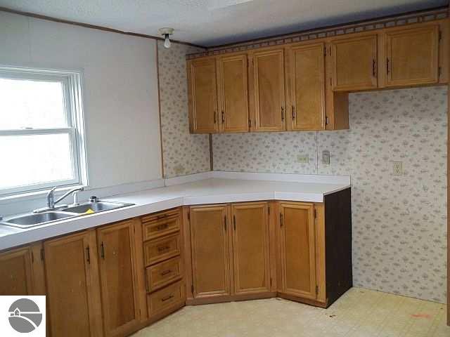 108 Autumn Road Cadillac, MI 49601 - Photo 6 of 15 1736200-5.JPG