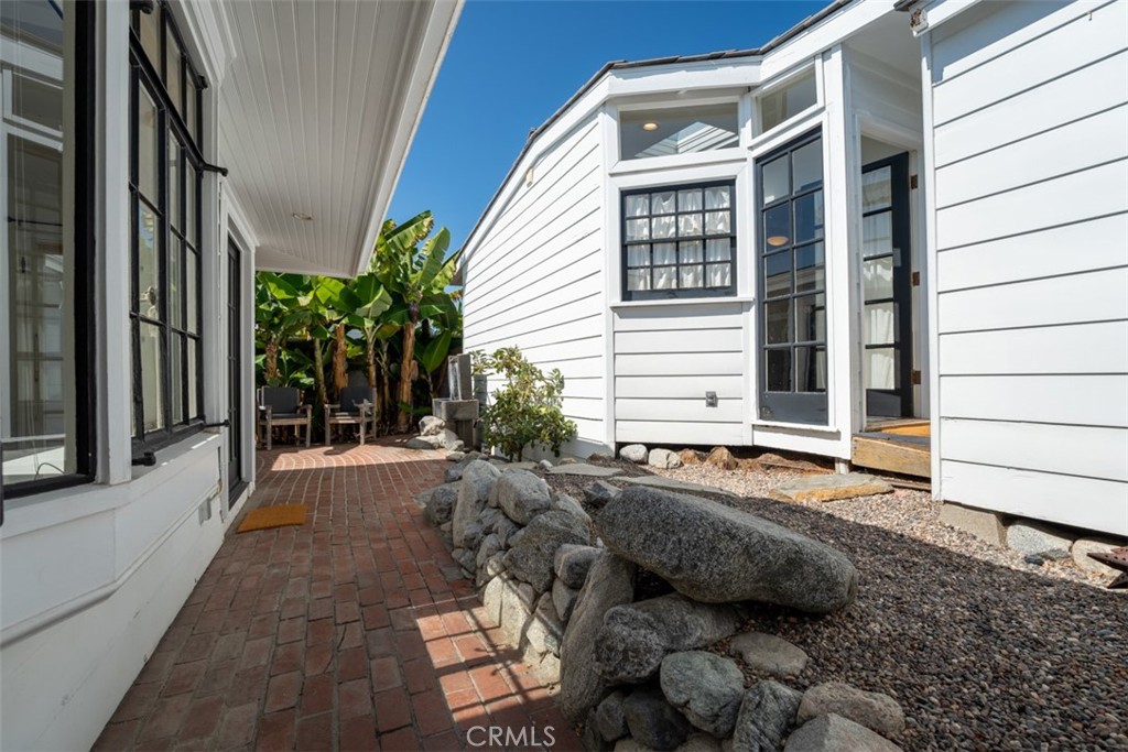 500 Mountain Road Laguna Beach, CA 92651 - Photo 26 of 36 a view of a house with backyard and sitting area