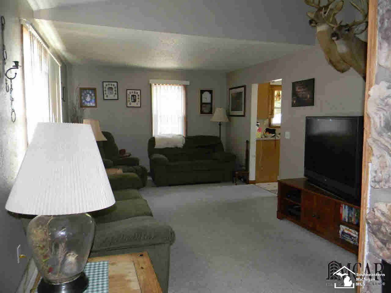 5195 Wells Road Petersburg, MI 49270 - Photo 3 of 10 21297048-2.JPG