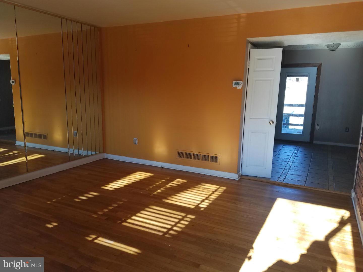 4852 Melbourne Road Baltimore, MD 21229 - Photo 3 of 11 Interior (General)