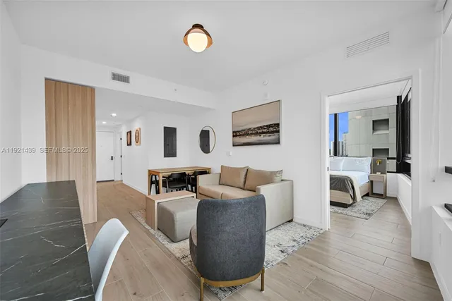 $950,000 | 225 North Miami Avenue, Unit 901, Miami, FL 33128