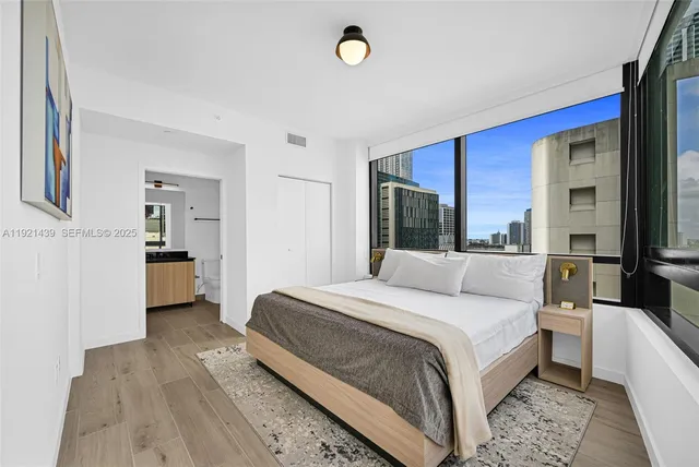 $950,000 | 225 North Miami Avenue, Unit 901, Miami, FL 33128