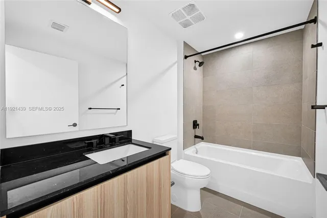 $950,000 | 225 North Miami Avenue, Unit 901, Miami, FL 33128