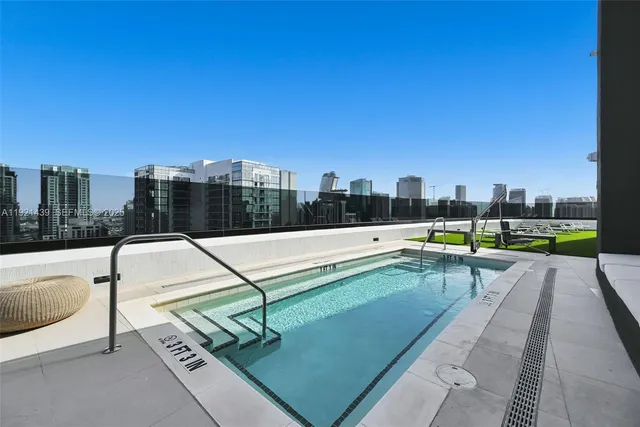 $950,000 | 225 North Miami Avenue, Unit 901, Miami, FL 33128