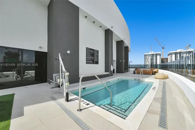 $950,000 | 225 North Miami Avenue, Unit 901, Miami, FL 33128