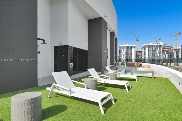 $950,000 | 225 North Miami Avenue, Unit 901, Miami, FL 33128