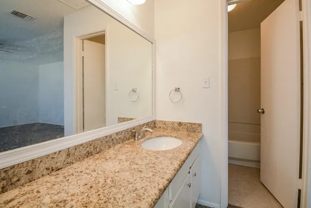 $199,000 | 3206 Windchase Boulevard, Unit 471, Houston, TX 77082