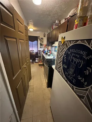 a view of entryway with window