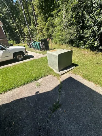 a view of a back yard