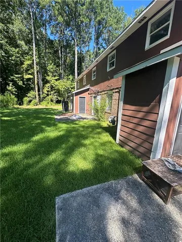 a view of a house with a yard