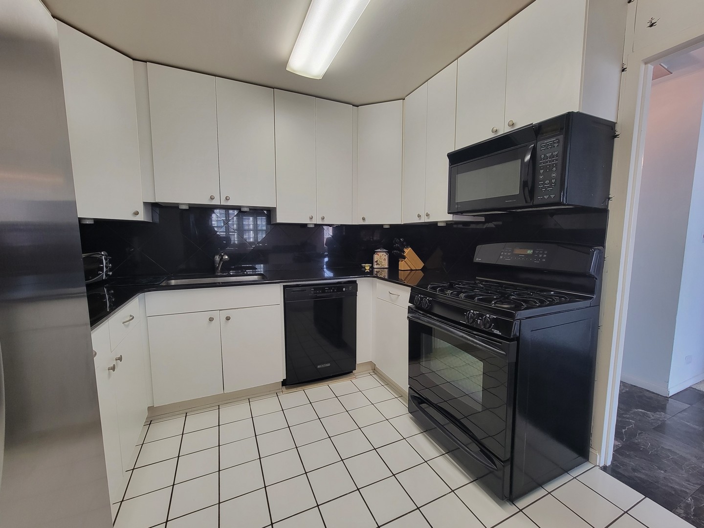 5801 North Sheridan Road, Unit 15B Chicago, IL 60660 - Photo 9 of 36 Gallery Image 9