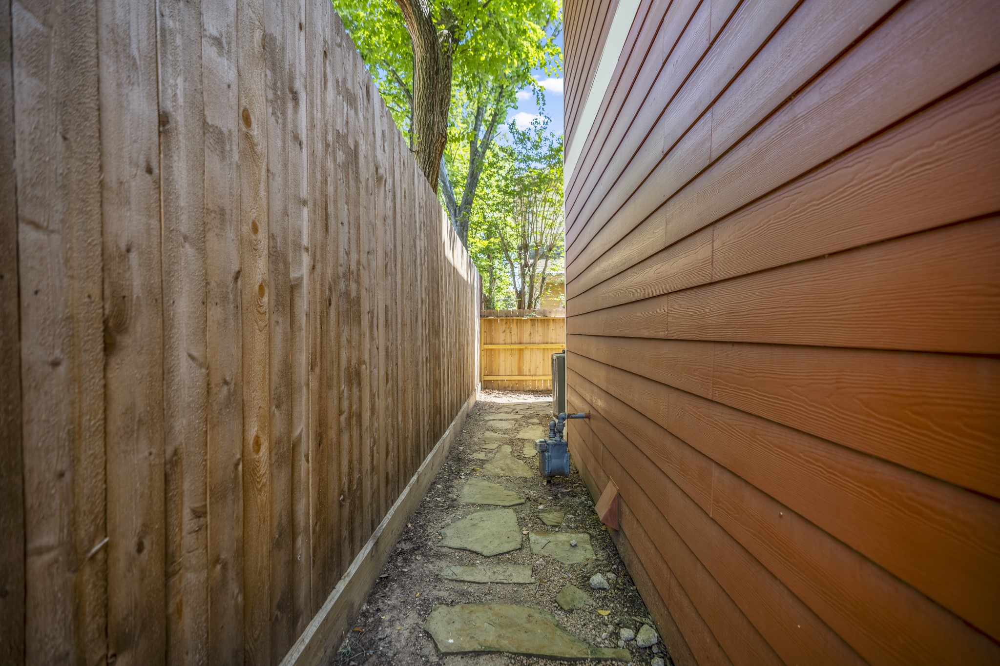 905 West 23rd Street Houston, TX 77008 - Photo 43 of 46 Walk way to HVAC condensor