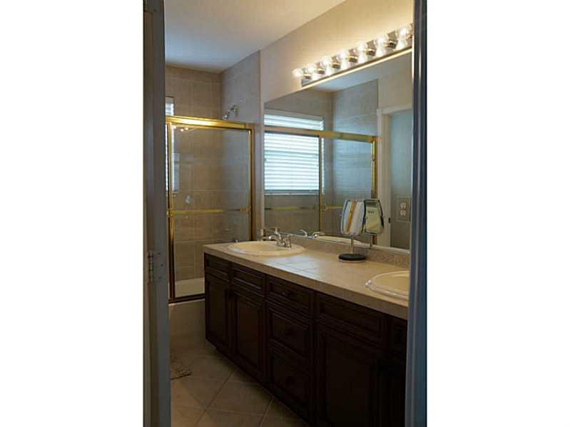 2212 Ridgewood Circle Royal Palm Beach, FL 33411 - Photo 21 of 34 Bathroom.