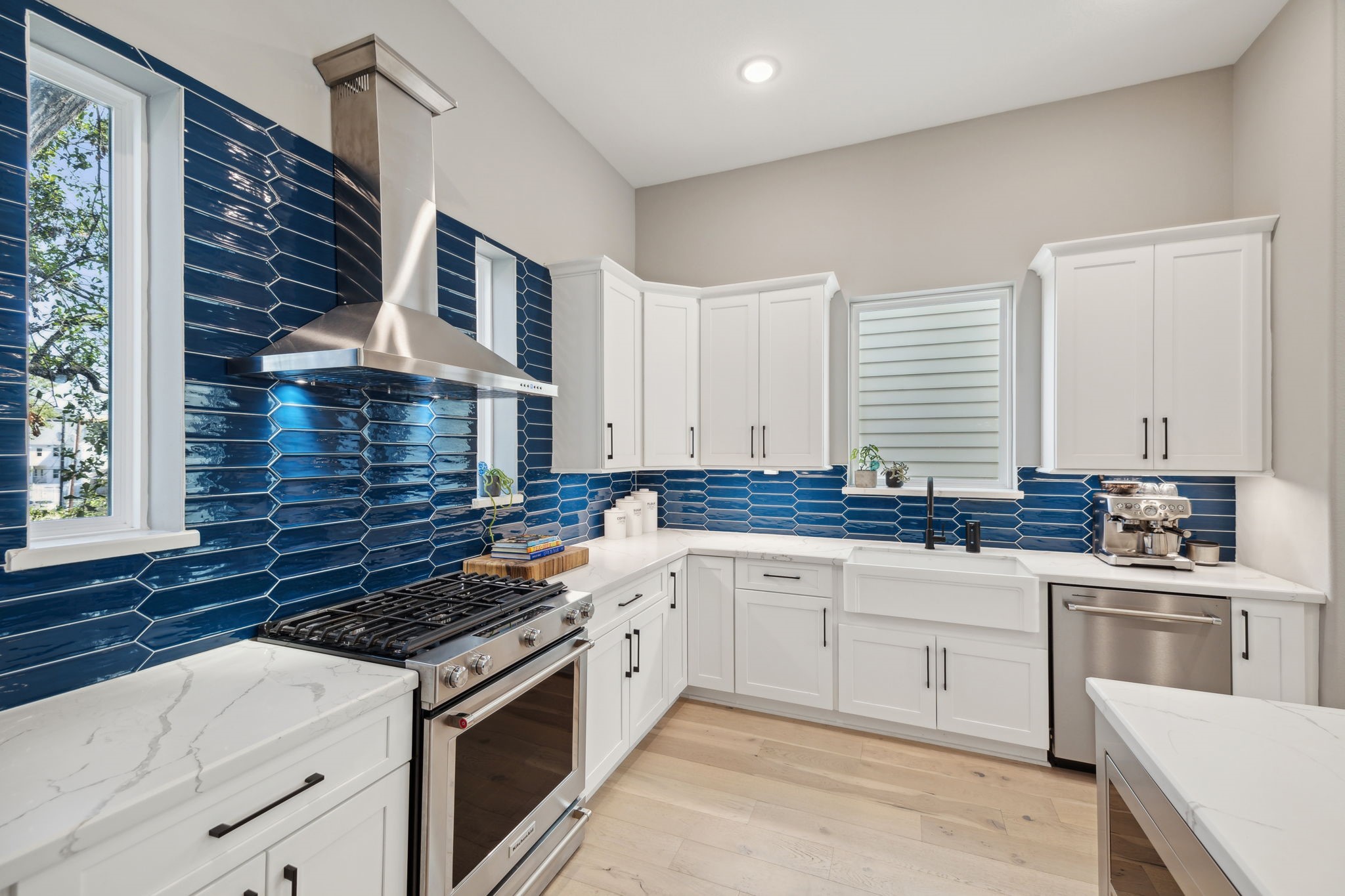 1413 West 23rd Street Houston, TX 77008 - Photo 20 of 39 a kitchen that has a sink and a stove