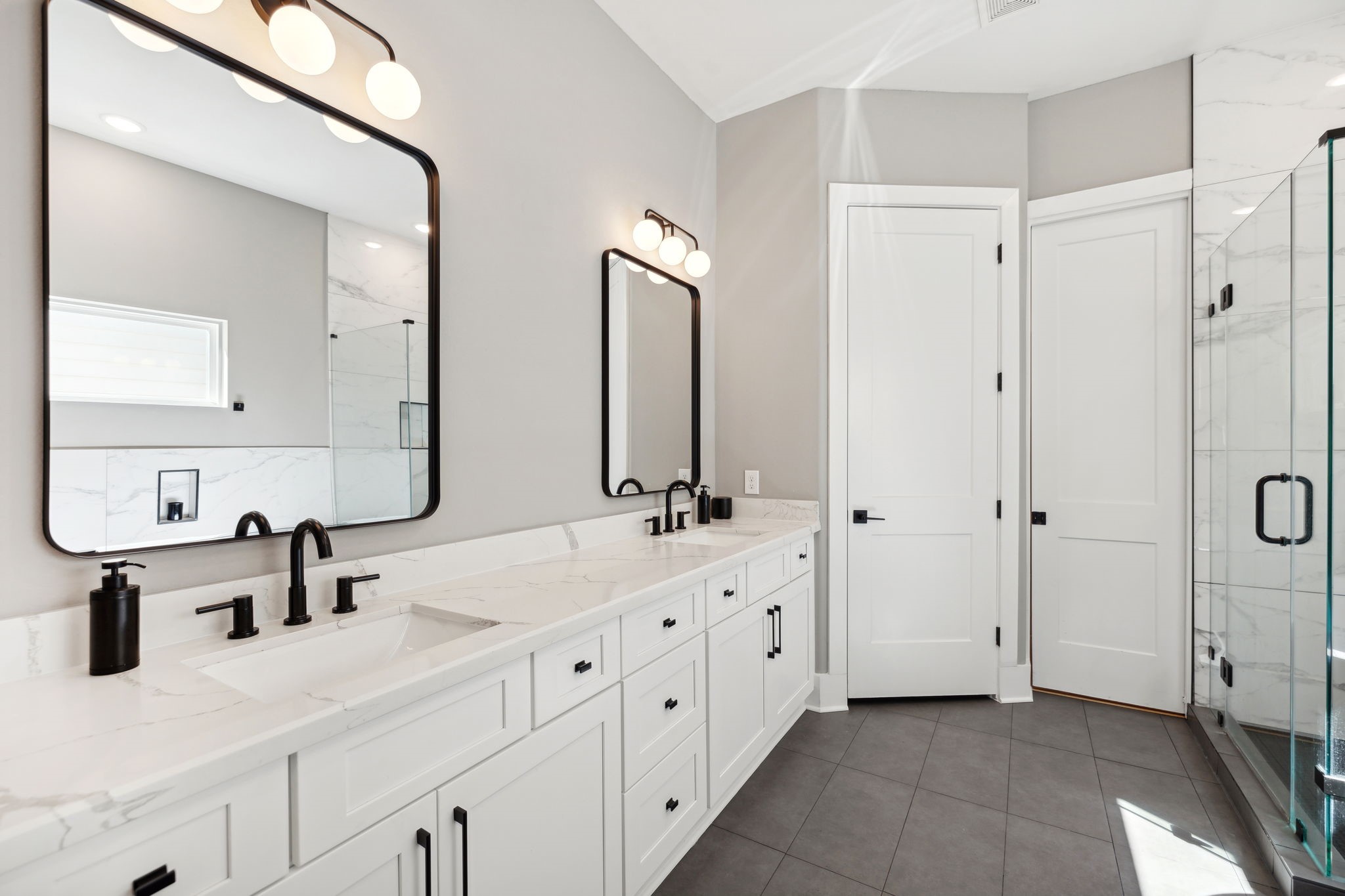 1413 West 23rd Street Houston, TX 77008 - Photo 26 of 39 a bathroom with double sink and a mirror