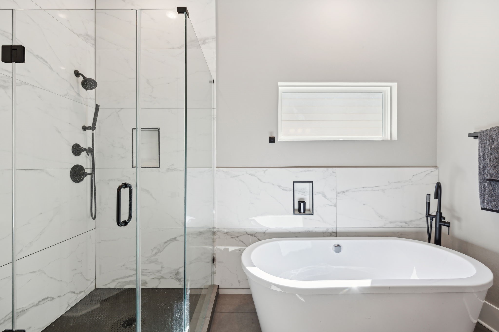 1413 West 23rd Street Houston, TX 77008 - Photo 27 of 39 a white bath tub sitting next to a shower