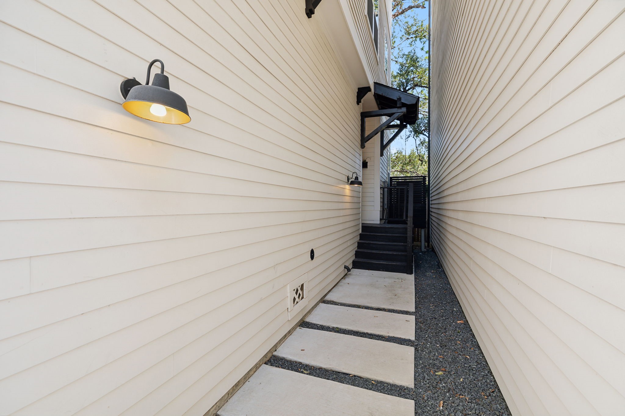 1413 West 23rd Street Houston, TX 77008 - Photo 3 of 39 a bathroom with a sink and mirror