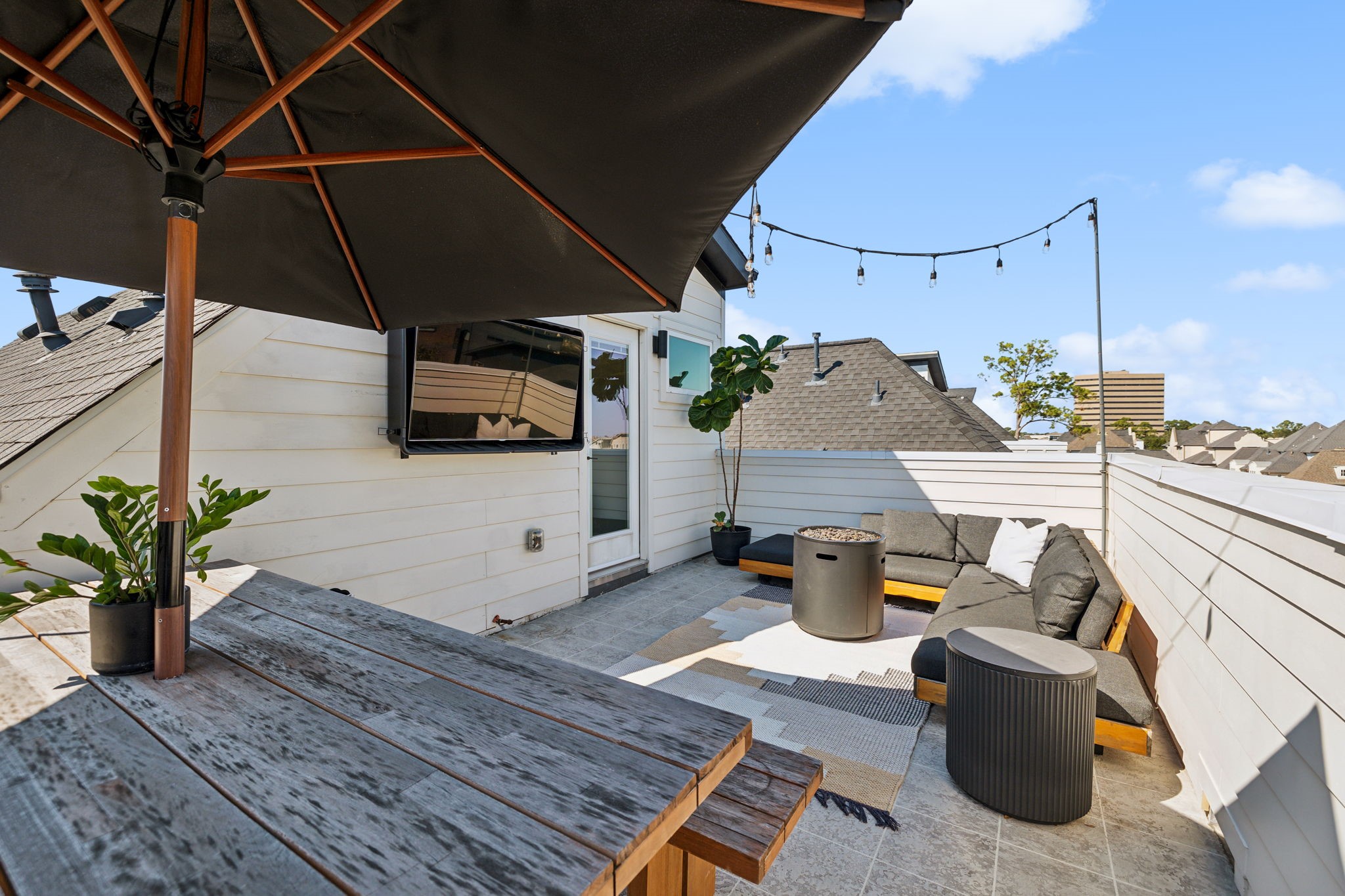 1413 West 23rd Street Houston, TX 77008 - Photo 37 of 39 a house view with a sitting space