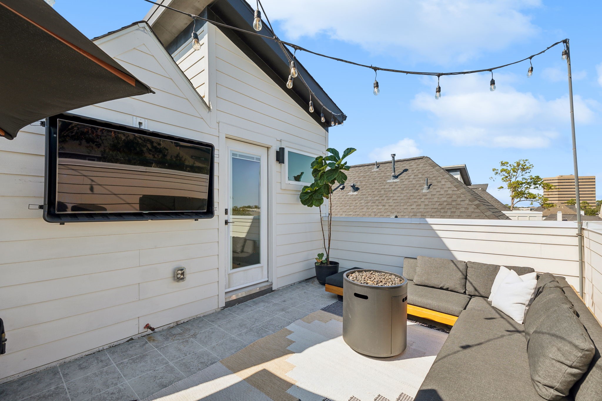 1413 West 23rd Street Houston, TX 77008 - Photo 38 of 39 a view of a patio with table and chairs