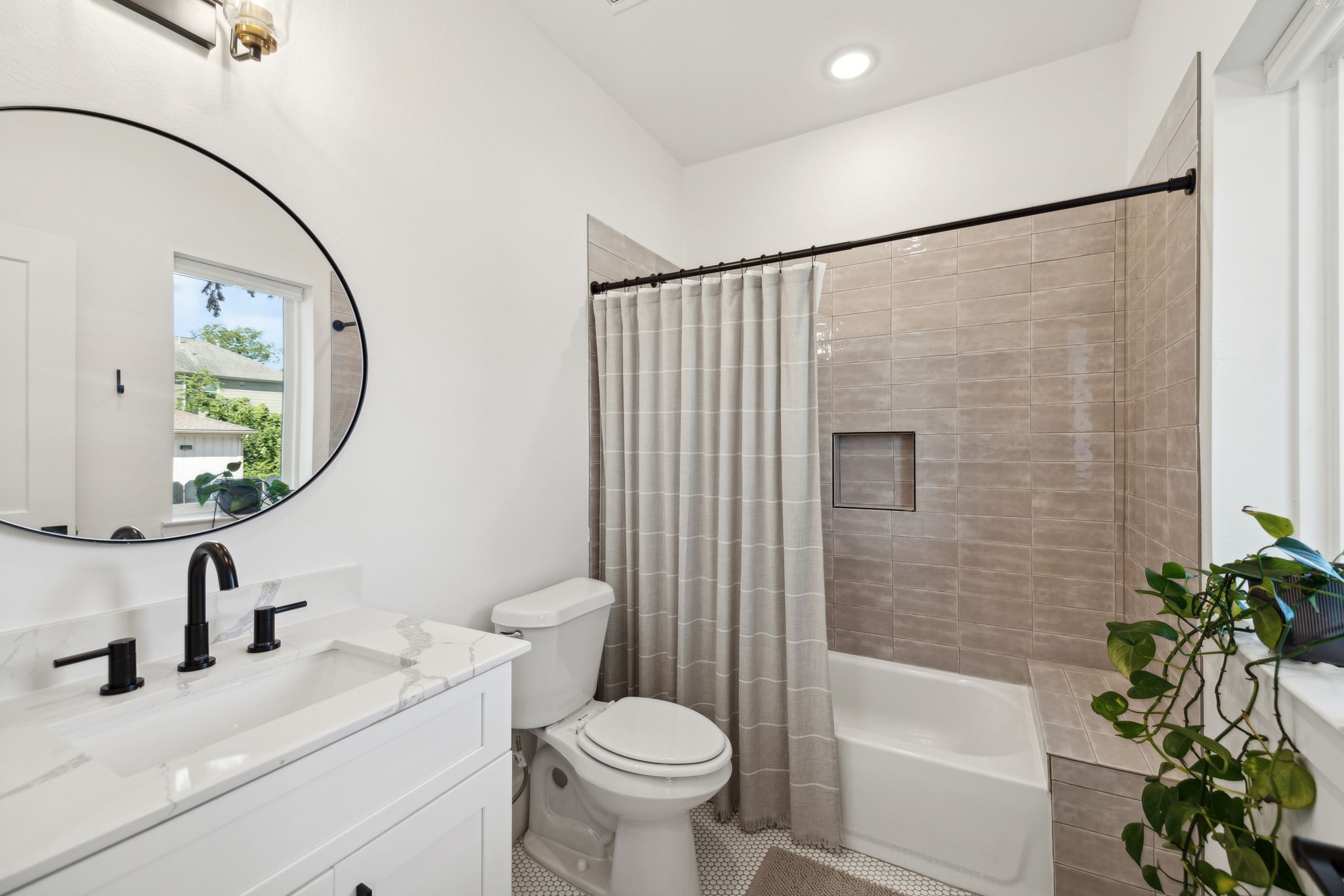 1413 West 23rd Street Houston, TX 77008 - Photo 9 of 39 a bathroom with a sink toilet and shower