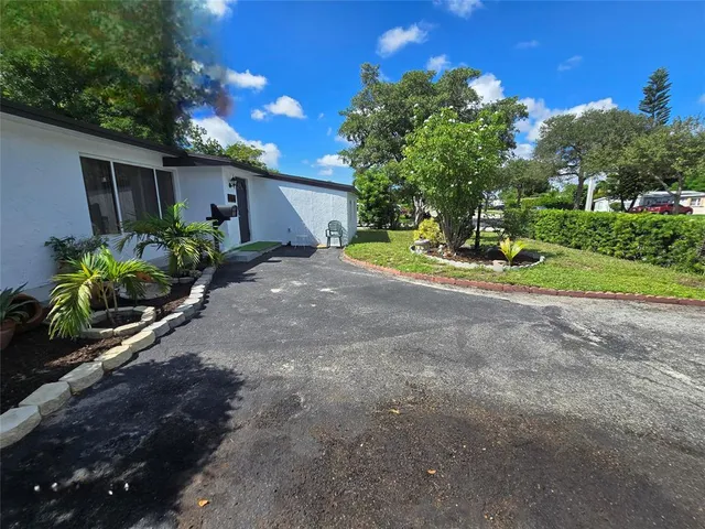 a view of a house with backyard and garden