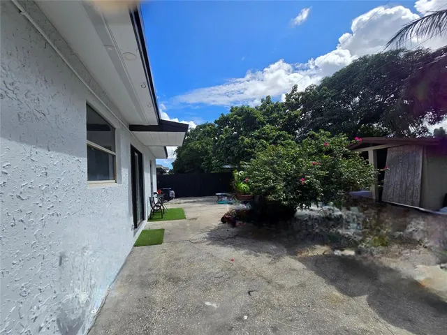a view of a house with backyard and garden