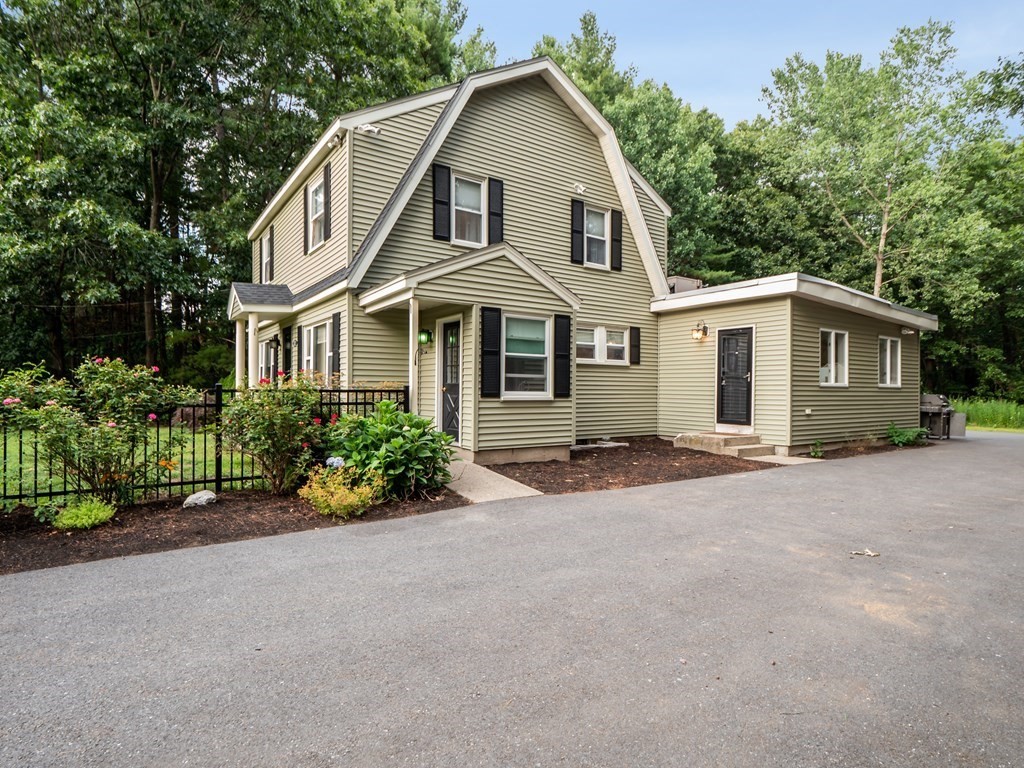 82 Rangeway Road Billerica, MA 01862 - Photo 4 of 40 a front view of a house with a garden