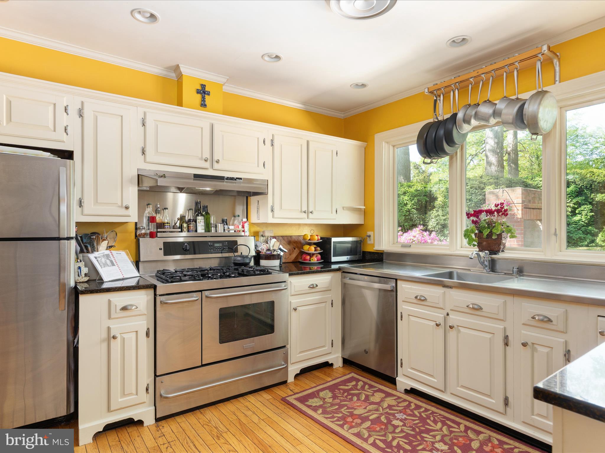 9100 Stonewall Road Manassas, VA 20110 - Photo 11 of 62 A stove built for a chef