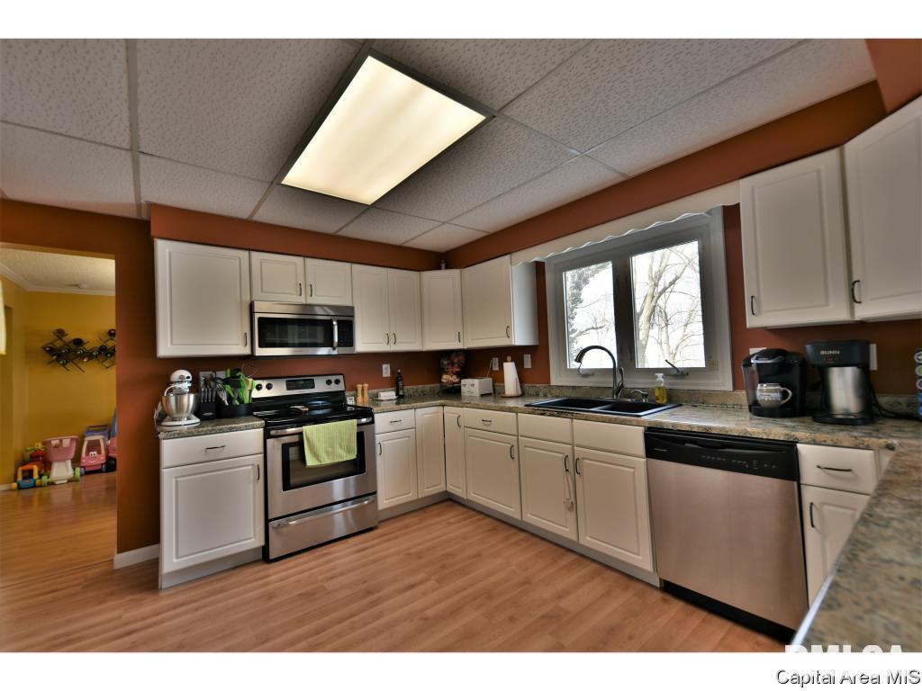 437 Armor Road Springfield, IL 62704 - Photo 3 of 35