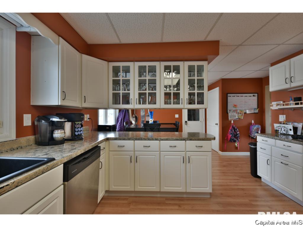 437 Armor Road Springfield, IL 62704 - Photo 4 of 35