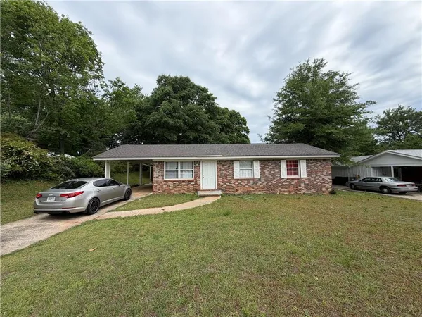 a view of a yard in front of a house
