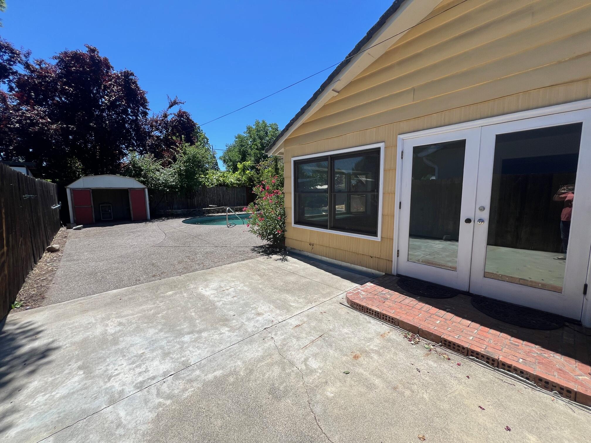 1812 Roberts Road Medford, OR 97504 - Photo 16 of 31 1812 Roberts Side Patio