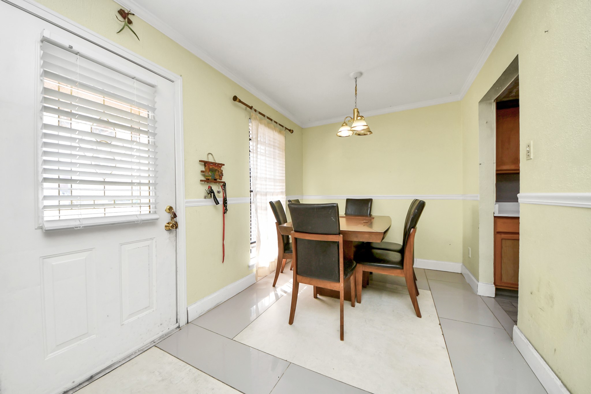 5106 Ingomar Way Houston, TX 77053 - Photo 4 of 14 a dining room with furniture and window