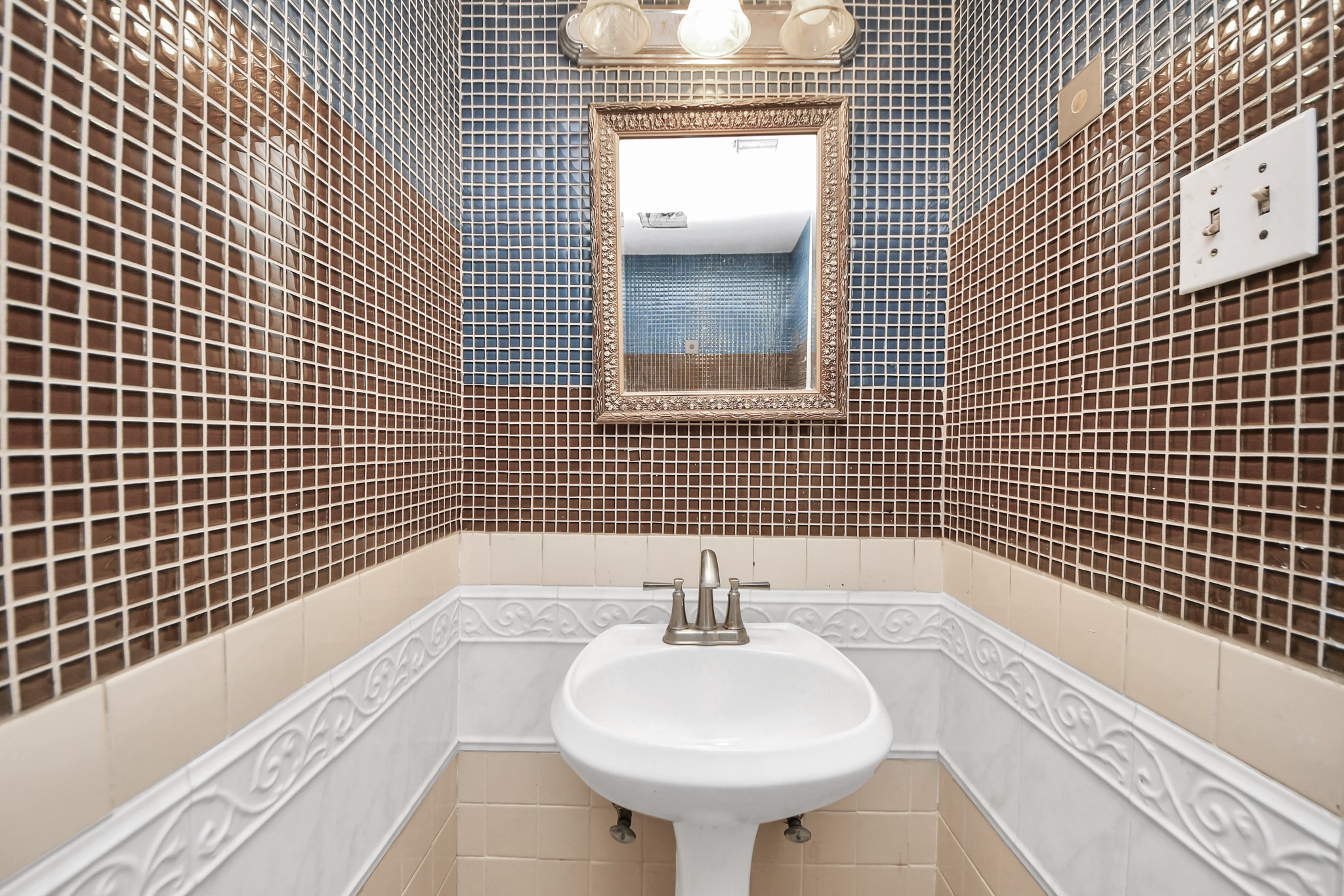 5106 Ingomar Way Houston, TX 77053 - Photo 5 of 14 a bathroom with a sink and a bathtub