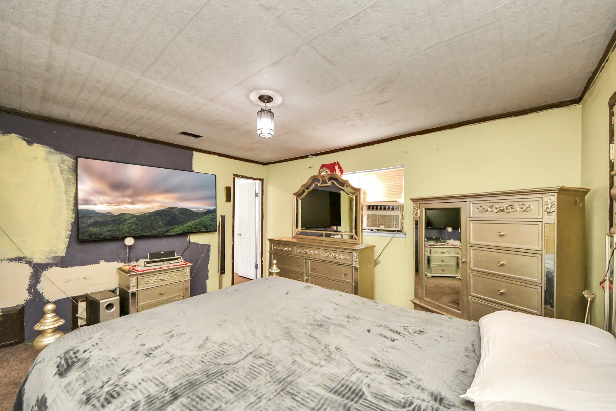 5106 Ingomar Way Houston, TX 77053 - Photo 7 of 14 a bedroom with a bed and wooden floor