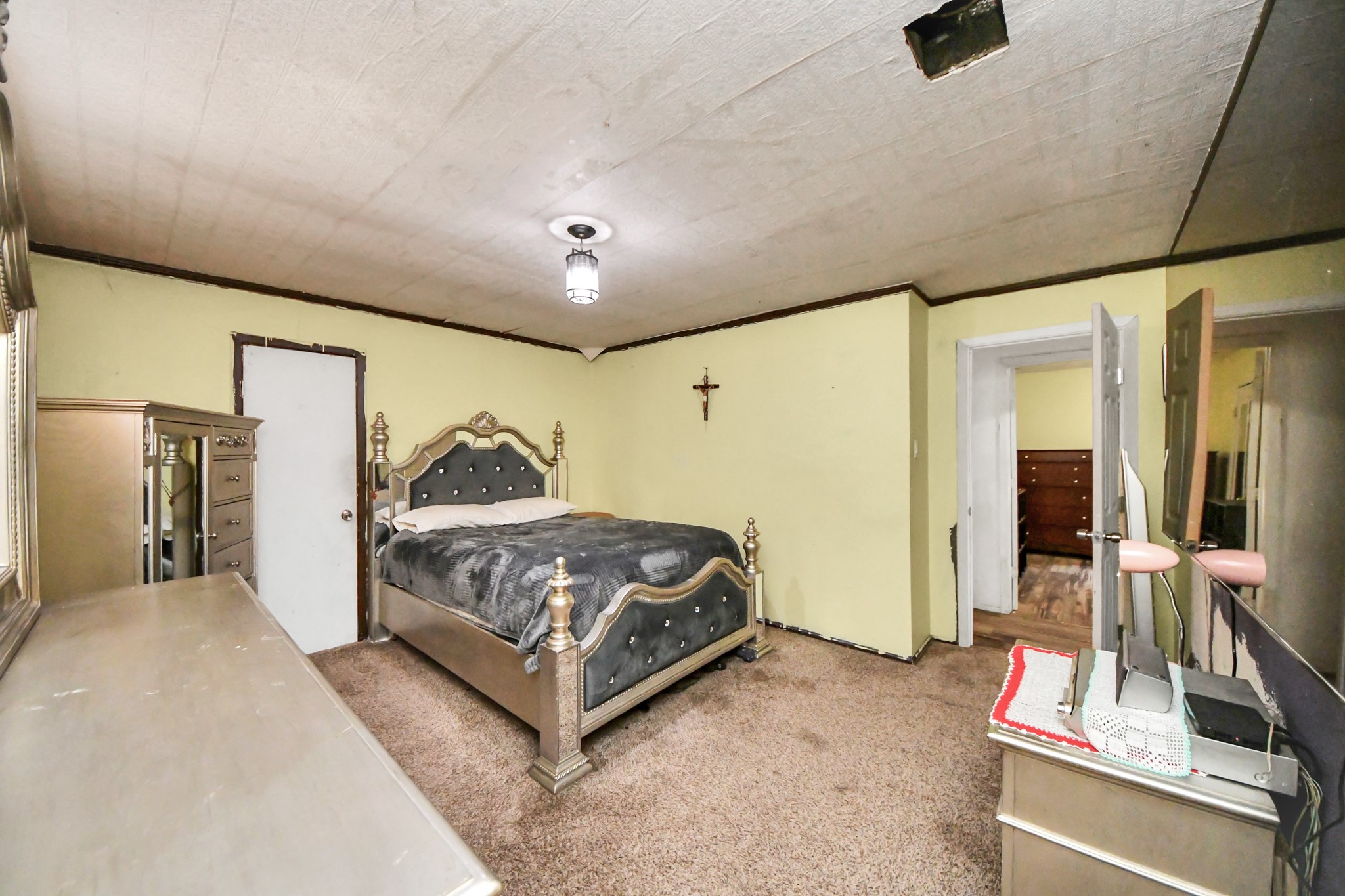 5106 Ingomar Way Houston, TX 77053 - Photo 8 of 14 a bedroom with a bed and a view of bathroom