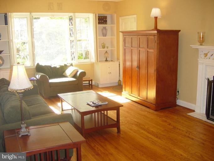 5806 Kenmore Road Baltimore, MD 21210 - Photo 7 of 20 Living Room